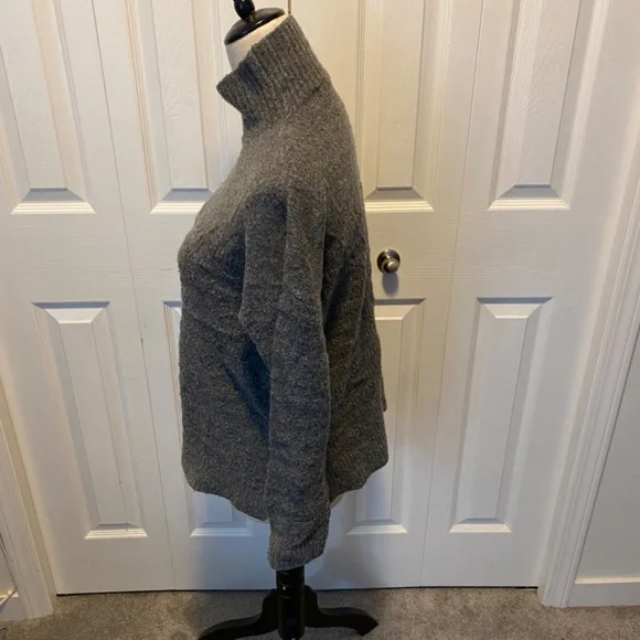 Max Studio size M pullover - Picture 3 of 6